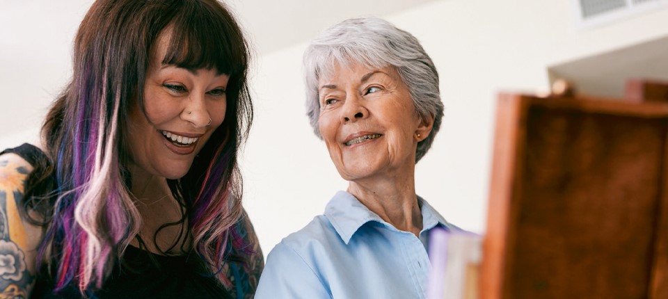 2 ladies have a great conversation