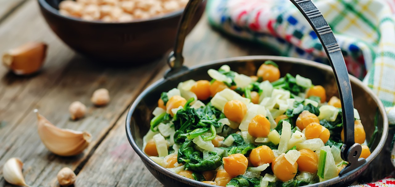 chickpeas and spinach curry on a dark wood background